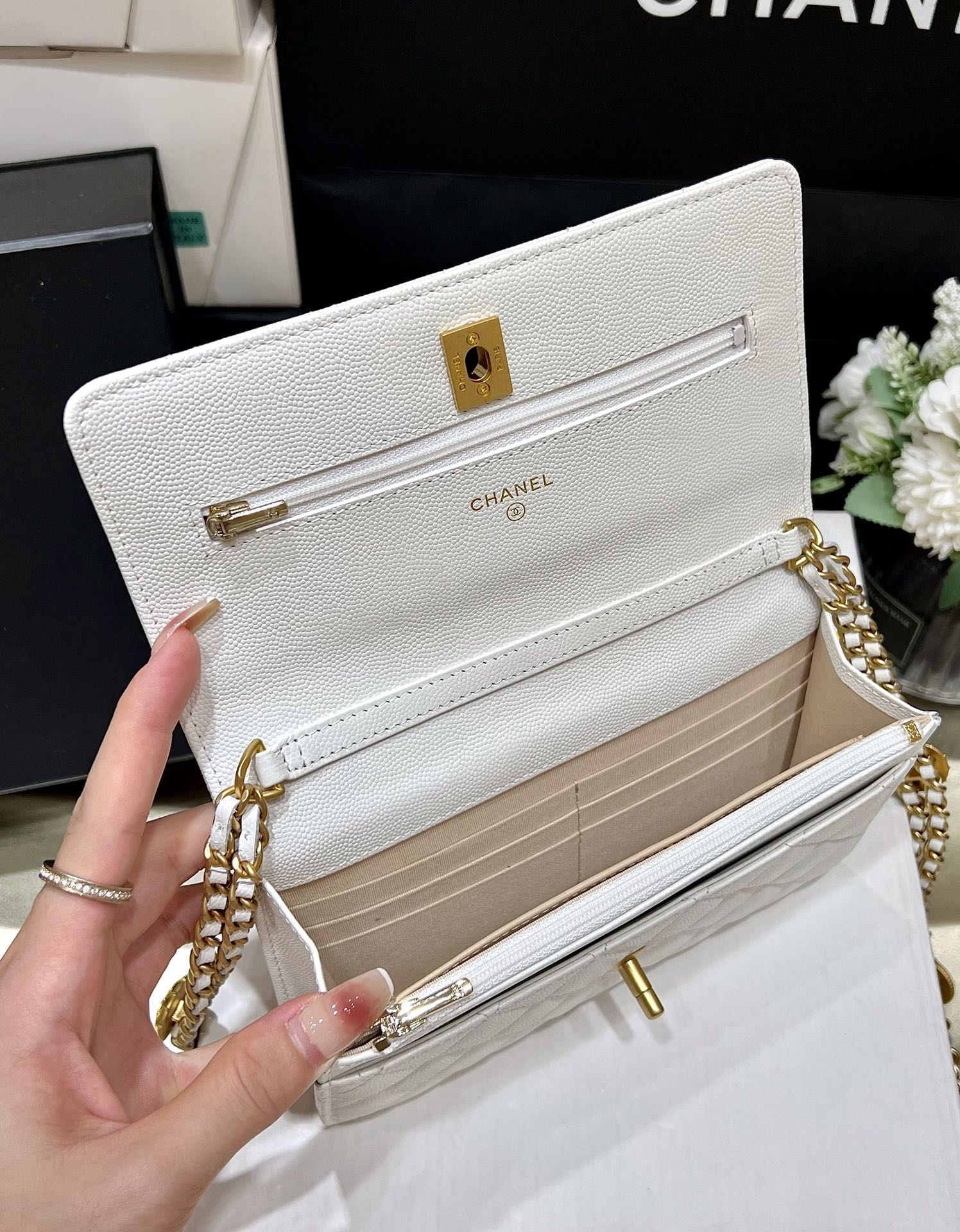 Xiaoxiang lucky gold coin bag has always been a popular style, there are six lucky gold coins in one bag, and the classic WOC version is still the most intimate lychee cowhide! 2840 Size 19*12*3.5cm, Available in black and white - 图片 3