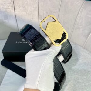 Ancient Width 4.0cm VERSACE This belt is adorned with the iconic Versace Medusa head buckle