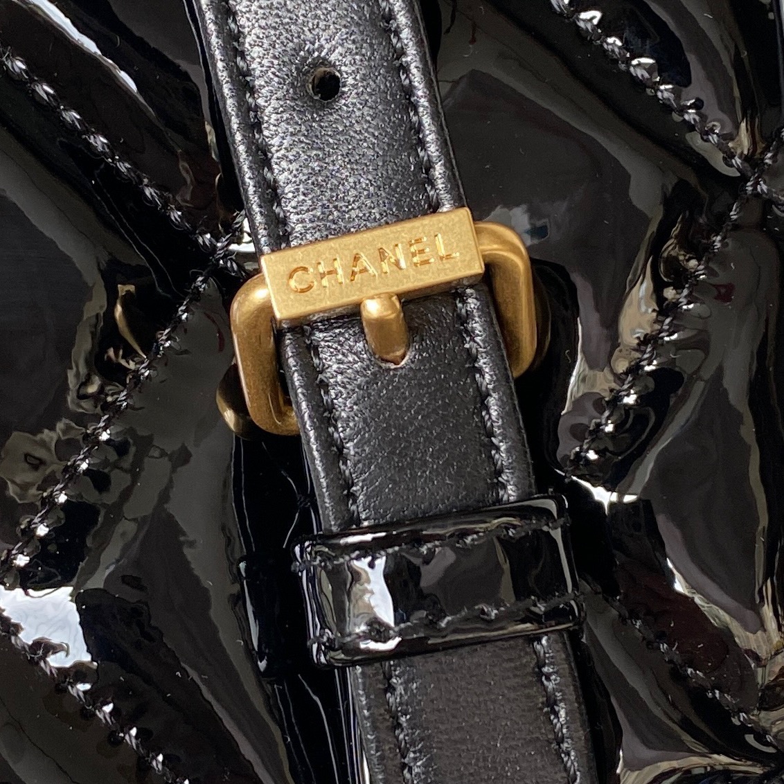 Spot 22K new backpack ● AS3662 patent leather happy value full ◎ This is a fragrant dumpling ● The degree of wide pampering is obvious to all! I want to wear it~ I finally waited for it~ This is simply the gospel of big bag lovers, the space in the bag is very large, and the practicality is super strong" The real thing is really huge and beautiful, patent leather has its own gloss, not as delicate as sheepskin, and at the same time it is lighter than lychee cowhide, and it is predicted that it will become a bag that everyone loves this year. It's really a head, sweet and retro, this backpack is the much-anticipated C-position, this year's patent leather gale, no one wants to escape 0 is just too top! Really bang good looking!! (size:31.5*31*9cm) - 图片 8