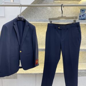 Suit suit) GUCGI Gu Yi I high-end ruthless goods. The whole set is not dismantled Counter classic high-end custom suit En's explosive recommendation A new product is on sale The latest custom import trade exquisite luxury fabric heart counter The latest original original order foreign trade Pure natural horn buckle Produced by domestic first-line brand OEM Details determine success or failure Customized brand elements The upper body is not tied at all! According to the size chart corresponding detail size order: .46.48.50.52.54.56.58 Bottoms 29.30.31.32.33.34.36.38