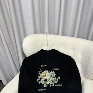 Louis vuitton 24 * Year of the Dragon Limited Edition The classic double dragon on the chest is embroidered around the knitted sweater jacket model, a whole dragon embroidery highlights the domineering color-setting dyeing, wool blended cotton yarn, high weight, high density, super high quality The wool is soft and delicate, skin-friendly, soft and glutinous to the touch, and all color-matched and high-weight cotton yarns ensure no color difference Worn alone and not tied up, the classic knitwear is reimagined with delicate details and iconic brand charms, this sweater is made of wool and cashmere blended fabrics, fully reworked jacquard, created with ingenuity, all imported looms, the details are clearly visible, and the sense of luxury is full of unisex models