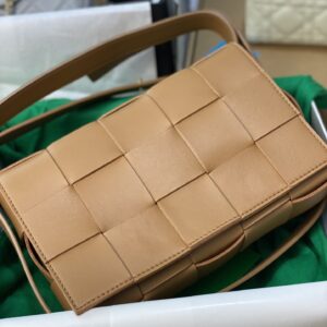 Delivery shot, BV original leather woven pillow bag ✈️