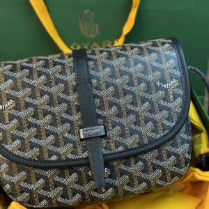 Delivery shot. Original leather dog tooth messenger bag ✈️