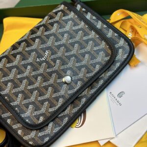 Delivery shot. Original leather dogtooth crossbody bag ✈️