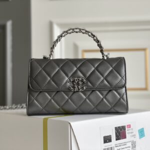 Platinum Edition, Genuine Grade Packaging, as shown in the picture, Spot Sale, Leather Wear Chain Handle, Kelly Mobile Phone Bag, Chanel23P Cement Gray, VZP Grade Large This is definitely a dark horse, I fell in love with the appearance at first sight, needless to say, it will not be wrong to close my eyes directly, it is easy to take care of, and it is also a versatile type, which realizes the effect of carrying a single crossbody under the armpit and behind the hand, which is simply a gospel ~ Very delicate and worth cherishing Hardware: all-steel white white silver buckle Leather: Exclusive ZP lambskin Size: 10*18*4.5 cm