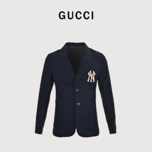 Gucci x MIb 23Fw NY Yankees blazer fabric is made of twill cotton indigo weave, the overall fit is firm and neat, the chest logo precision three-dimensional embroidery, the original hardware accessories, the whole sewing needle rider stitching, the shoulder padded shoulder design, the built-in tool pocket, the hand-stitched small label and five tags, the original shell buckle, the waist line is cut very carefully, the sense of fit is very thin, easy and versatile Size: S-L