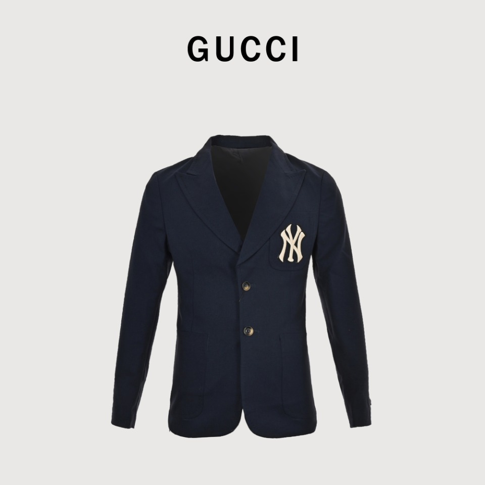 Gucci x MIb 23Fw NY Yankees blazer fabric is made of twill cotton indigo weave, the overall fit is firm and neat, the chest logo precision three-dimensional embroidery, the original hardware accessories, the whole sewing needle rider stitching, the shoulder padded shoulder design, the built-in tool pocket, the hand-stitched small label and five tags, the original shell buckle, the waist line is cut very carefully, the sense of fit is very thin, easy and versatile Size: S-L