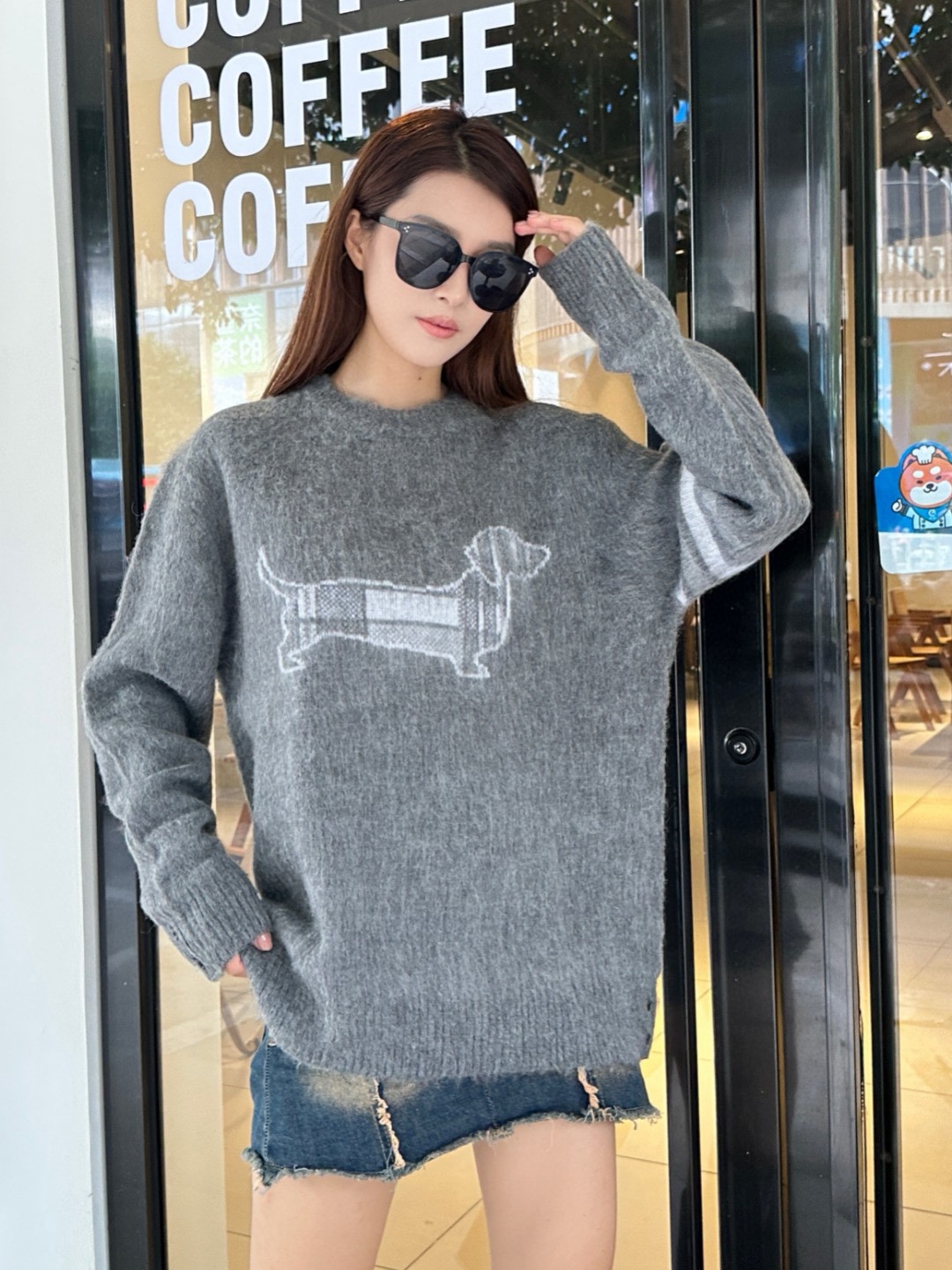 DIOR 24* Autumn and Winter Latest High-quality Italian imported fabrics, high-density knitting, versatile sweaters, shirts are handsome, triangle logo, more durable, more difficult to deform, excellent version All styles can easily HOLD, and the type of version and fabric should also be collected, and the classic fashion decoration that is sought after every year has swept the world