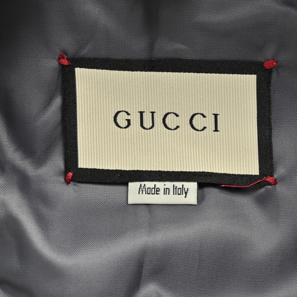 Gucci x MIb 23Fw NY Yankees blazer fabric is made of twill cotton indigo weave, the overall fit is firm and neat, the chest logo precision three-dimensional embroidery, the original hardware accessories, the whole sewing needle rider stitching, the shoulder padded shoulder design, the built-in tool pocket, the hand-stitched small label and five tags, the original shell buckle, the waist line is cut very carefully, the sense of fit is very thin, easy and versatile Size: S-L - 图片 8