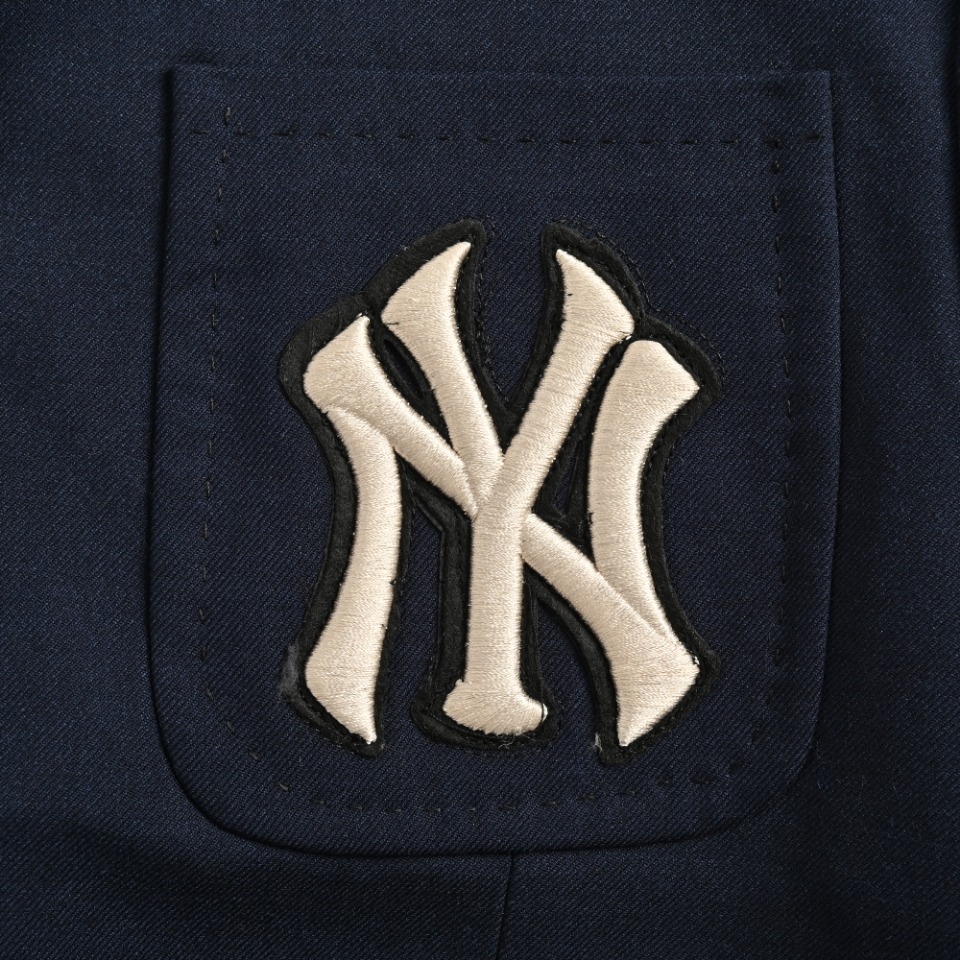 Gucci x MIb 23Fw NY Yankees blazer fabric is made of twill cotton indigo weave, the overall fit is firm and neat, the chest logo precision three-dimensional embroidery, the original hardware accessories, the whole sewing needle rider stitching, the shoulder padded shoulder design, the built-in tool pocket, the hand-stitched small label and five tags, the original shell buckle, the waist line is cut very carefully, the sense of fit is very thin, easy and versatile Size: S-L - 图片 7