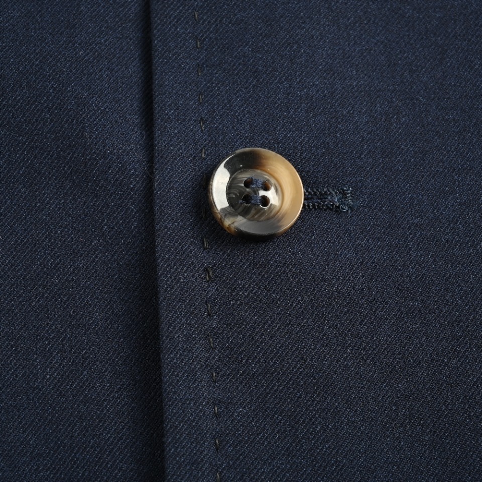 Gucci x MIb 23Fw NY Yankees blazer fabric is made of twill cotton indigo weave, the overall fit is firm and neat, the chest logo precision three-dimensional embroidery, the original hardware accessories, the whole sewing needle rider stitching, the shoulder padded shoulder design, the built-in tool pocket, the hand-stitched small label and five tags, the original shell buckle, the waist line is cut very carefully, the sense of fit is very thin, easy and versatile Size: S-L - 图片 6