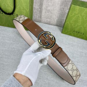 Gucci Signature leather is crafted with a thick touch and a clear print.