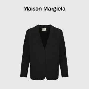 MaisonMargiela 24Fw wool-blend collarless blazer interprets a minimalist sense of luxury, lazy, workmanship research and development time up to 3 months, in order to get this fabric took a lot of time and energy, customized for a full 25 days to achieve exactly the same effect, TR stretch twill fabric, wool blend material, shoulder on both sides of the inside and the same as the same addition of shoulder pads, neckline made of fine wool sticky material, high-end luxury, and must be made of triangular needle machine, The classic margiela square mark on the back is all hand-sewn, the details are all in place, the two sleeves are all made of Shumei silk material, smooth and durable, the inside is all lined with 100% polyester cloth, increasing the stiffness of the version is not easy to collapse, the inner and neckline need to be made of poplin edging strips, the details of the high-grade high-end suit do not fall, each piece of clothing has two inner slip pockets, four keyhole barks are fixed, the hem is silky light knocking edge, full of details, each piece is equipped with a suit oversized special plastic bag and aircraft box, collar label + wash label +All the accessories of the tag are complete, the wool material washing is recommended dry cleaning or gentle hand washing, can not be machine washed, can not be dried and can not be washed with hot water, can not be soaked and exposed to the sun for a long time, the correct washing method can extend the service life of the clothes Size: 46/M 48/L 50/XL