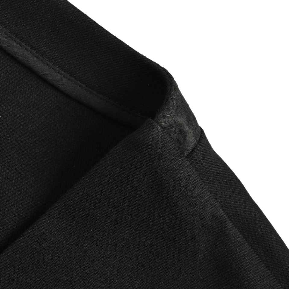 MaisonMargiela 24Fw wool-blend collarless blazer interprets a minimalist sense of luxury, lazy, workmanship research and development time up to 3 months, in order to get this fabric took a lot of time and energy, customized for a full 25 days to achieve exactly the same effect, TR stretch twill fabric, wool blend material, shoulder on both sides of the inside and the same as the same addition of shoulder pads, neckline made of fine wool sticky material, high-end luxury, and must be made of triangular needle machine, The classic margiela square mark on the back is all hand-sewn, the details are all in place, the two sleeves are all made of Shumei silk material, smooth and durable, the inside is all lined with 100% polyester cloth, increasing the stiffness of the version is not easy to collapse, the inner and neckline need to be made of poplin edging strips, the details of the high-grade high-end suit do not fall, each piece of clothing has two inner slip pockets, four keyhole barks are fixed, the hem is silky light knocking edge, full of details, each piece is equipped with a suit oversized special plastic bag and aircraft box, collar label + wash label +All the accessories of the tag are complete, the wool material washing is recommended dry cleaning or gentle hand washing, can not be machine washed, can not be dried and can not be washed with hot water, can not be soaked and exposed to the sun for a long time, the correct washing method can extend the service life of the clothes Size: 46/M 48/L 50/XL - 图片 9