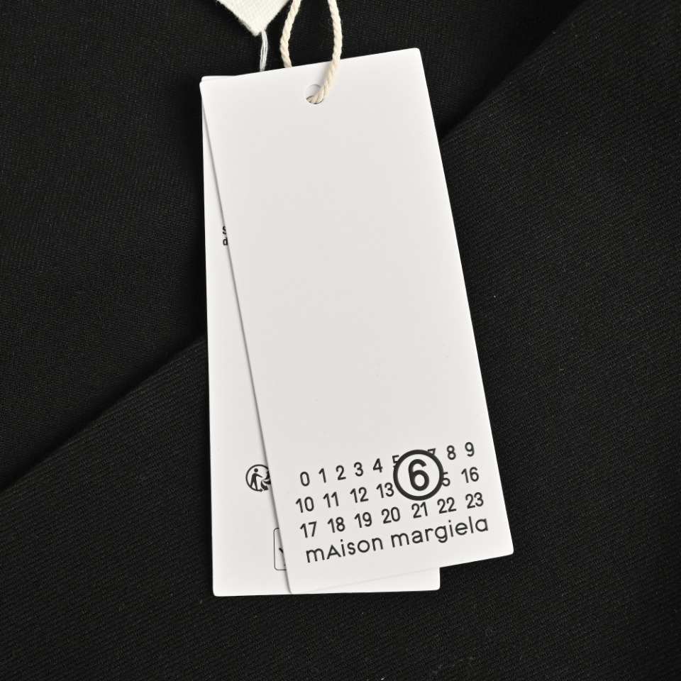 MaisonMargiela 24Fw wool-blend collarless blazer interprets a minimalist sense of luxury, lazy, workmanship research and development time up to 3 months, in order to get this fabric took a lot of time and energy, customized for a full 25 days to achieve exactly the same effect, TR stretch twill fabric, wool blend material, shoulder on both sides of the inside and the same as the same addition of shoulder pads, neckline made of fine wool sticky material, high-end luxury, and must be made of triangular needle machine, The classic margiela square mark on the back is all hand-sewn, the details are all in place, the two sleeves are all made of Shumei silk material, smooth and durable, the inside is all lined with 100% polyester cloth, increasing the stiffness of the version is not easy to collapse, the inner and neckline need to be made of poplin edging strips, the details of the high-grade high-end suit do not fall, each piece of clothing has two inner slip pockets, four keyhole barks are fixed, the hem is silky light knocking edge, full of details, each piece is equipped with a suit oversized special plastic bag and aircraft box, collar label + wash label +All the accessories of the tag are complete, the wool material washing is recommended dry cleaning or gentle hand washing, can not be machine washed, can not be dried and can not be washed with hot water, can not be soaked and exposed to the sun for a long time, the correct washing method can extend the service life of the clothes Size: 46/M 48/L 50/XL - 图片 7