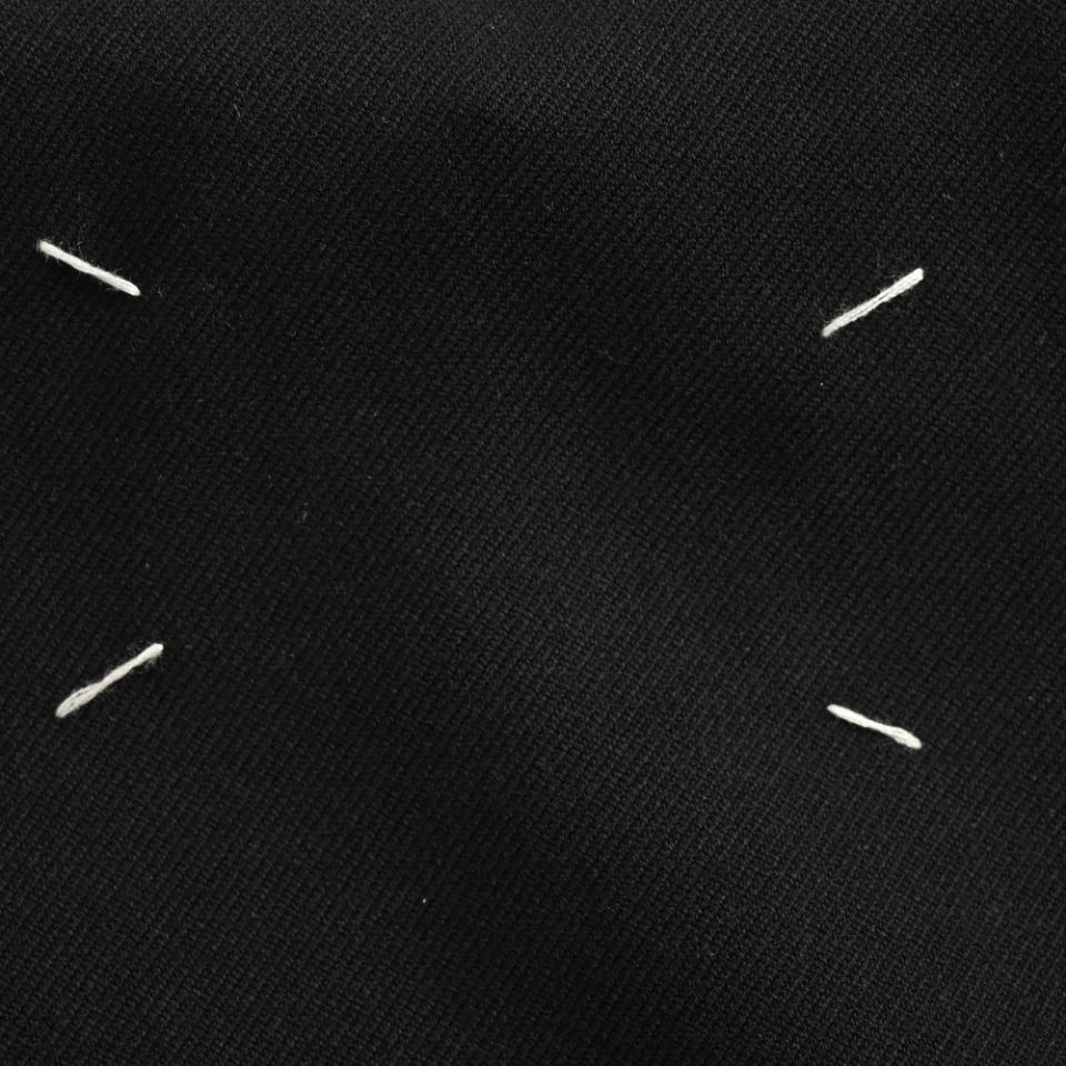 MaisonMargiela 24Fw wool-blend collarless blazer interprets a minimalist sense of luxury, lazy, workmanship research and development time up to 3 months, in order to get this fabric took a lot of time and energy, customized for a full 25 days to achieve exactly the same effect, TR stretch twill fabric, wool blend material, shoulder on both sides of the inside and the same as the same addition of shoulder pads, neckline made of fine wool sticky material, high-end luxury, and must be made of triangular needle machine, The classic margiela square mark on the back is all hand-sewn, the details are all in place, the two sleeves are all made of Shumei silk material, smooth and durable, the inside is all lined with 100% polyester cloth, increasing the stiffness of the version is not easy to collapse, the inner and neckline need to be made of poplin edging strips, the details of the high-grade high-end suit do not fall, each piece of clothing has two inner slip pockets, four keyhole barks are fixed, the hem is silky light knocking edge, full of details, each piece is equipped with a suit oversized special plastic bag and aircraft box, collar label + wash label +All the accessories of the tag are complete, the wool material washing is recommended dry cleaning or gentle hand washing, can not be machine washed, can not be dried and can not be washed with hot water, can not be soaked and exposed to the sun for a long time, the correct washing method can extend the service life of the clothes Size: 46/M 48/L 50/XL - 图片 3