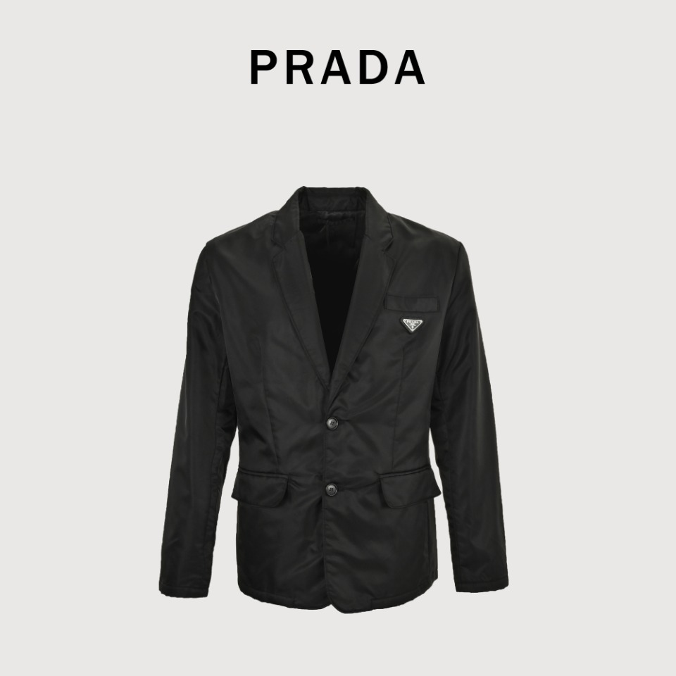Prada PRD Nylon Casual Suit was originally purchased at Taikoo Hui 22500 Guangzhou, Prada's sustainable recycled nylon series, the product is made of recycled ECONYL@ fabrics, and the density is very thick, which is different from the all-polyester material on the market. Despite its high strength and abrasion resistance, nylon fabric still maintains a light and soft feel, and is also the most characteristic fabric of Prada, Prada nylon suits focus on simplicity without losing a sense of fashion, with smooth lines and well-fitted cuts, which can well show the wearer's figure and temperament. At the same time, details such as the Prada brand's iconic triangle logo have also been subtly integrated into it, increasing the product's recognition and brand sense. Single-breasted suits are perfect for formal occasions such as business meetings, dinners, weddings, etc., due to their simplicity and elegance. At the same time, single-breasted suits also have a certain degree of casualness, which can be adapted to the wearing needs of casual occasions by matching different clothing and accessories. Size: 46 48 50 52 - 图片 2
