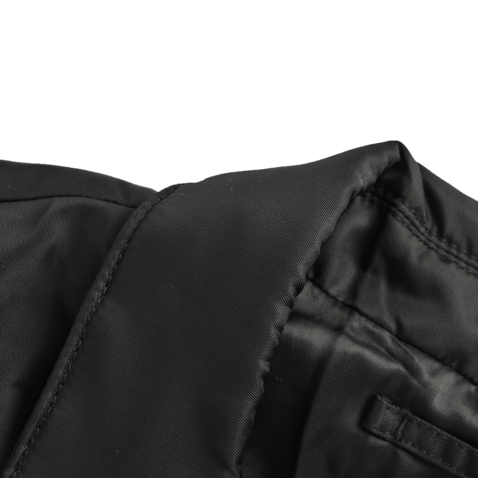 Prada PRD Nylon Casual Suit was originally purchased at Taikoo Hui 22500 Guangzhou, Prada's sustainable recycled nylon series, the product is made of recycled ECONYL@ fabrics, and the density is very thick, which is different from the all-polyester material on the market. Despite its high strength and abrasion resistance, nylon fabric still maintains a light and soft feel, and is also the most characteristic fabric of Prada, Prada nylon suits focus on simplicity without losing a sense of fashion, with smooth lines and well-fitted cuts, which can well show the wearer's figure and temperament. At the same time, details such as the Prada brand's iconic triangle logo have also been subtly integrated into it, increasing the product's recognition and brand sense. Single-breasted suits are perfect for formal occasions such as business meetings, dinners, weddings, etc., due to their simplicity and elegance. At the same time, single-breasted suits also have a certain degree of casualness, which can be adapted to the wearing needs of casual occasions by matching different clothing and accessories. Size: 46 48 50 52 - 图片 9