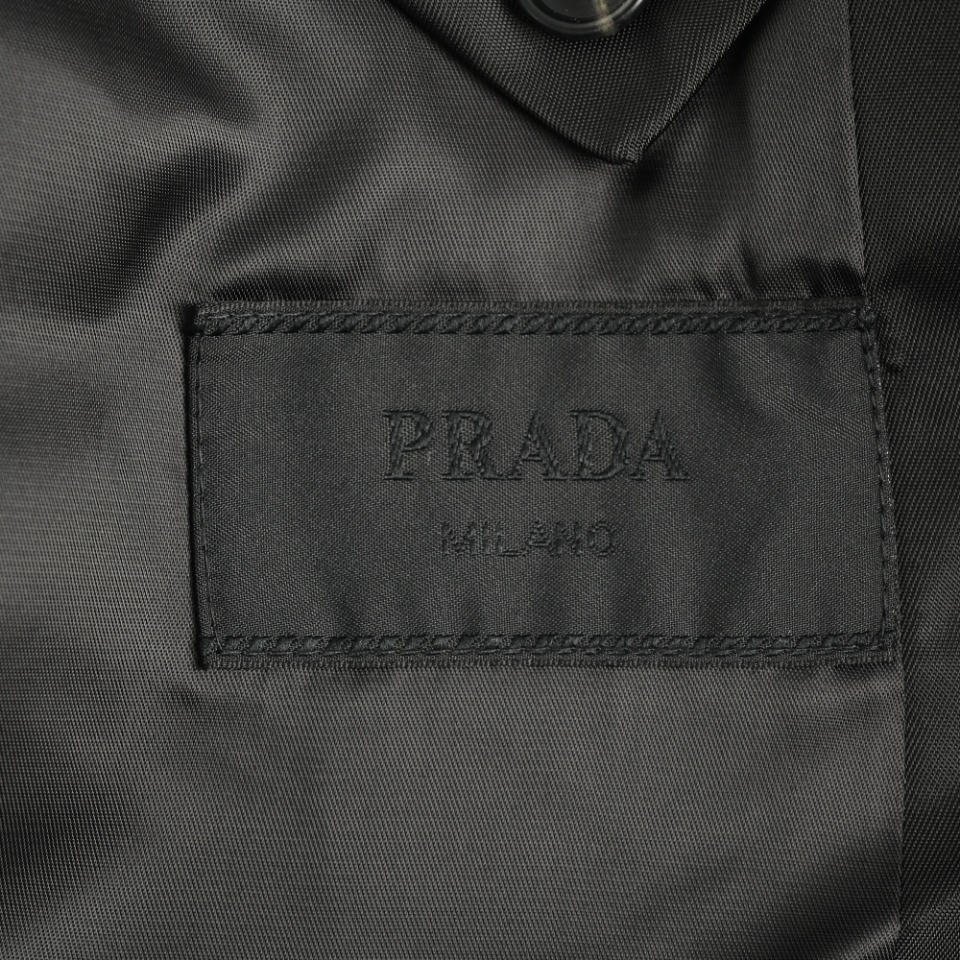 Prada PRD Nylon Casual Suit was originally purchased at Taikoo Hui 22500 Guangzhou, Prada's sustainable recycled nylon series, the product is made of recycled ECONYL@ fabrics, and the density is very thick, which is different from the all-polyester material on the market. Despite its high strength and abrasion resistance, nylon fabric still maintains a light and soft feel, and is also the most characteristic fabric of Prada, Prada nylon suits focus on simplicity without losing a sense of fashion, with smooth lines and well-fitted cuts, which can well show the wearer's figure and temperament. At the same time, details such as the Prada brand's iconic triangle logo have also been subtly integrated into it, increasing the product's recognition and brand sense. Single-breasted suits are perfect for formal occasions such as business meetings, dinners, weddings, etc., due to their simplicity and elegance. At the same time, single-breasted suits also have a certain degree of casualness, which can be adapted to the wearing needs of casual occasions by matching different clothing and accessories. Size: 46 48 50 52 - 图片 8