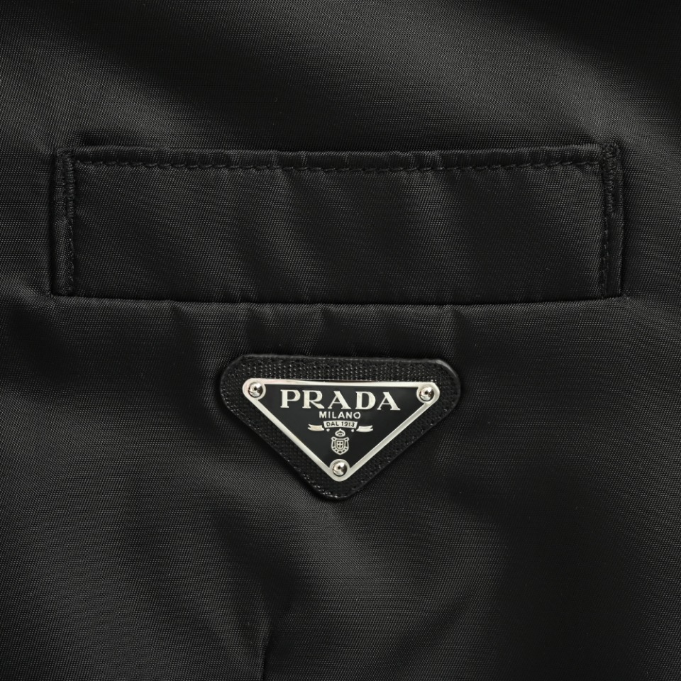 Prada PRD Nylon Casual Suit was originally purchased at Taikoo Hui 22500 Guangzhou, Prada's sustainable recycled nylon series, the product is made of recycled ECONYL@ fabrics, and the density is very thick, which is different from the all-polyester material on the market. Despite its high strength and abrasion resistance, nylon fabric still maintains a light and soft feel, and is also the most characteristic fabric of Prada, Prada nylon suits focus on simplicity without losing a sense of fashion, with smooth lines and well-fitted cuts, which can well show the wearer's figure and temperament. At the same time, details such as the Prada brand's iconic triangle logo have also been subtly integrated into it, increasing the product's recognition and brand sense. Single-breasted suits are perfect for formal occasions such as business meetings, dinners, weddings, etc., due to their simplicity and elegance. At the same time, single-breasted suits also have a certain degree of casualness, which can be adapted to the wearing needs of casual occasions by matching different clothing and accessories. Size: 46 48 50 52 - 图片 7
