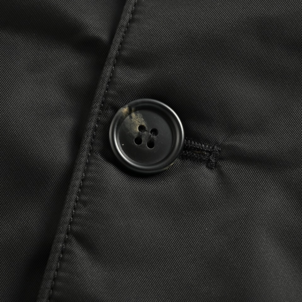 Prada PRD Nylon Casual Suit was originally purchased at Taikoo Hui 22500 Guangzhou, Prada's sustainable recycled nylon series, the product is made of recycled ECONYL@ fabrics, and the density is very thick, which is different from the all-polyester material on the market. Despite its high strength and abrasion resistance, nylon fabric still maintains a light and soft feel, and is also the most characteristic fabric of Prada, Prada nylon suits focus on simplicity without losing a sense of fashion, with smooth lines and well-fitted cuts, which can well show the wearer's figure and temperament. At the same time, details such as the Prada brand's iconic triangle logo have also been subtly integrated into it, increasing the product's recognition and brand sense. Single-breasted suits are perfect for formal occasions such as business meetings, dinners, weddings, etc., due to their simplicity and elegance. At the same time, single-breasted suits also have a certain degree of casualness, which can be adapted to the wearing needs of casual occasions by matching different clothing and accessories. Size: 46 48 50 52 - 图片 6