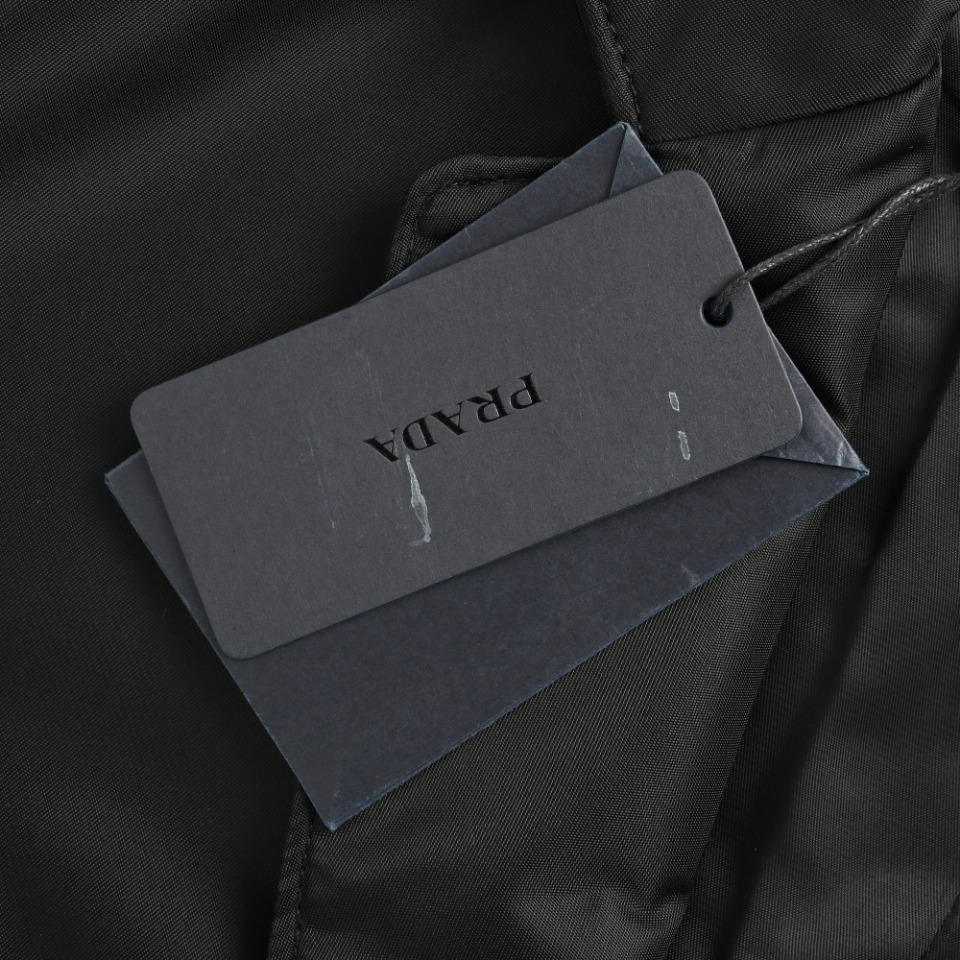 Prada PRD Nylon Casual Suit was originally purchased at Taikoo Hui 22500 Guangzhou, Prada's sustainable recycled nylon series, the product is made of recycled ECONYL@ fabrics, and the density is very thick, which is different from the all-polyester material on the market. Despite its high strength and abrasion resistance, nylon fabric still maintains a light and soft feel, and is also the most characteristic fabric of Prada, Prada nylon suits focus on simplicity without losing a sense of fashion, with smooth lines and well-fitted cuts, which can well show the wearer's figure and temperament. At the same time, details such as the Prada brand's iconic triangle logo have also been subtly integrated into it, increasing the product's recognition and brand sense. Single-breasted suits are perfect for formal occasions such as business meetings, dinners, weddings, etc., due to their simplicity and elegance. At the same time, single-breasted suits also have a certain degree of casualness, which can be adapted to the wearing needs of casual occasions by matching different clothing and accessories. Size: 46 48 50 52 - 图片 5
