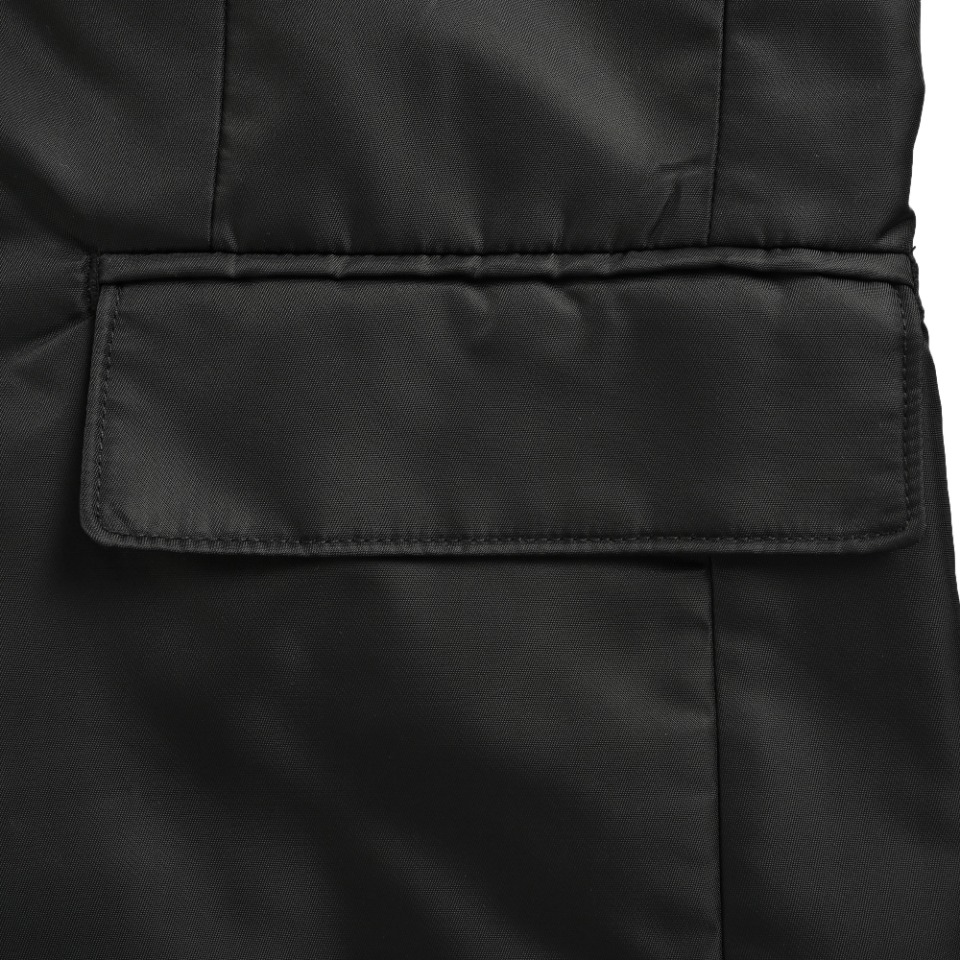 Prada PRD Nylon Casual Suit was originally purchased at Taikoo Hui 22500 Guangzhou, Prada's sustainable recycled nylon series, the product is made of recycled ECONYL@ fabrics, and the density is very thick, which is different from the all-polyester material on the market. Despite its high strength and abrasion resistance, nylon fabric still maintains a light and soft feel, and is also the most characteristic fabric of Prada, Prada nylon suits focus on simplicity without losing a sense of fashion, with smooth lines and well-fitted cuts, which can well show the wearer's figure and temperament. At the same time, details such as the Prada brand's iconic triangle logo have also been subtly integrated into it, increasing the product's recognition and brand sense. Single-breasted suits are perfect for formal occasions such as business meetings, dinners, weddings, etc., due to their simplicity and elegance. At the same time, single-breasted suits also have a certain degree of casualness, which can be adapted to the wearing needs of casual occasions by matching different clothing and accessories. Size: 46 48 50 52 - 图片 4