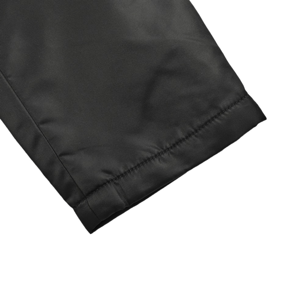 Prada PRD Nylon Casual Suit was originally purchased at Taikoo Hui 22500 Guangzhou, Prada's sustainable recycled nylon series, the product is made of recycled ECONYL@ fabrics, and the density is very thick, which is different from the all-polyester material on the market. Despite its high strength and abrasion resistance, nylon fabric still maintains a light and soft feel, and is also the most characteristic fabric of Prada, Prada nylon suits focus on simplicity without losing a sense of fashion, with smooth lines and well-fitted cuts, which can well show the wearer's figure and temperament. At the same time, details such as the Prada brand's iconic triangle logo have also been subtly integrated into it, increasing the product's recognition and brand sense. Single-breasted suits are perfect for formal occasions such as business meetings, dinners, weddings, etc., due to their simplicity and elegance. At the same time, single-breasted suits also have a certain degree of casualness, which can be adapted to the wearing needs of casual occasions by matching different clothing and accessories. Size: 46 48 50 52 - 图片 3