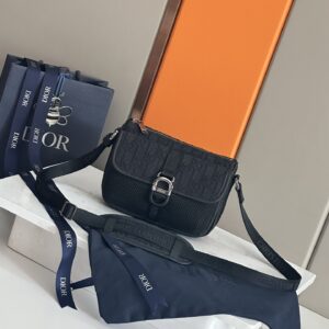 !️ !️ The Dior 8 bag with shoulder strap is a new addition to the men's collection for Fall 2023